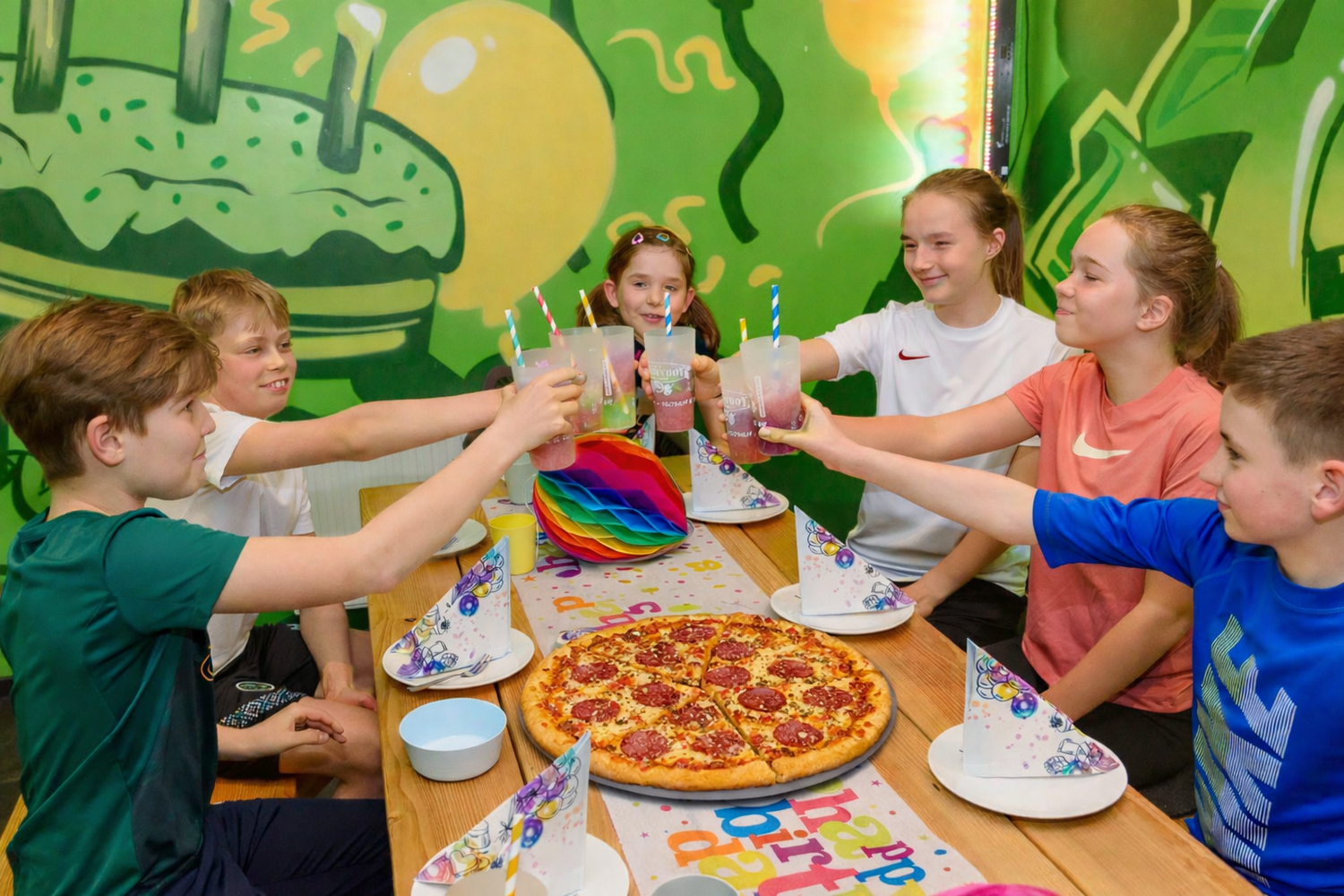 Party Flip im Partyraum mit Pizza