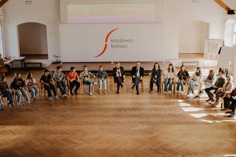 Die Außenminister Deutschlands und Polens, Johann Wadephul und Radosław Sikorski, sprechen in Kreisau mit jungen Menschen. Bildrecht: Daria Moneta.